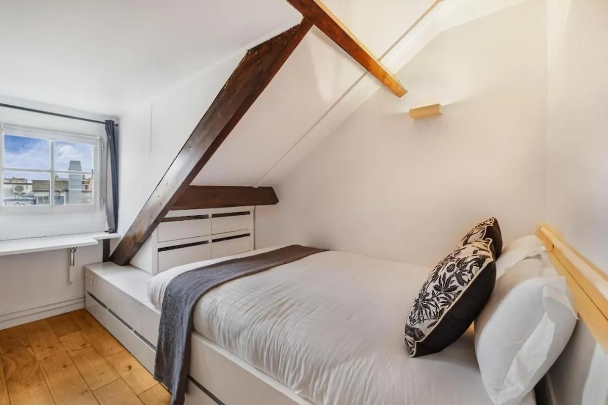 Appartement On The Rooftops Of Paris - Marais Frankrijk