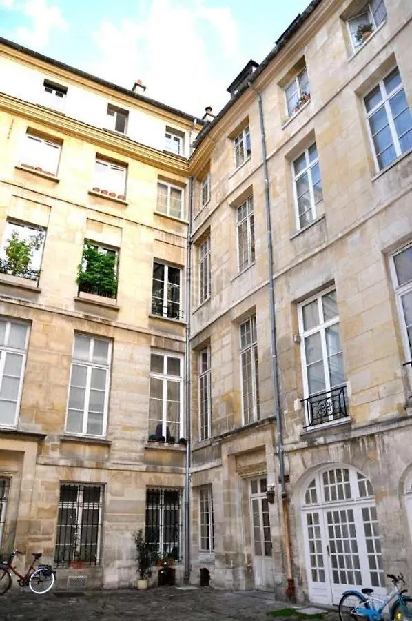 On The Rooftops Of Paris - Marais Appartement